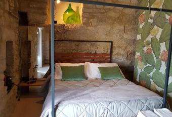 Casa Santa Maria - Fichi d india allows 18 year olds to book a room