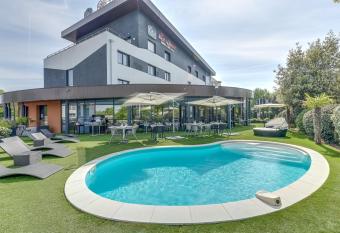 LE COLIS  E Hotel & Spa NANTES Saint Herblain allows 18 year olds to book a room