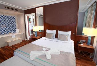 Grand Durmaz Hotel has rooms with a private hot tub