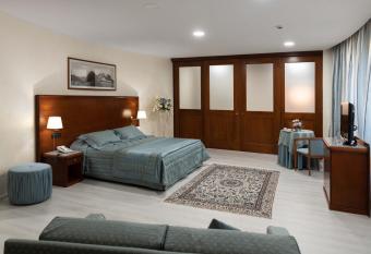 Edra Palace Hotel & Ristorante has rooms with a private hot tub