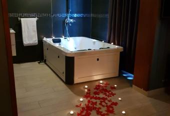 Hotel Riad has rooms with a private hot tub