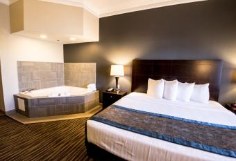 Best Western Augusta West has rooms with a private hot tub