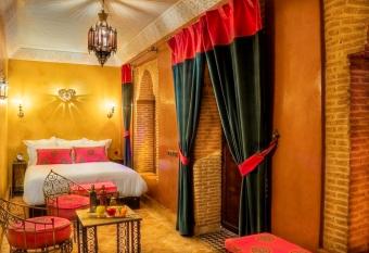 Ma  pa Boutique Riad has rooms with a private hot tub