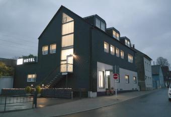 Minsu Hotel allows 18 year olds to book a room