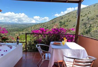 Suites Arcoiris allows 18 year olds to book a room