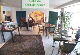 Le vent des globes allows 18 year olds to book a room