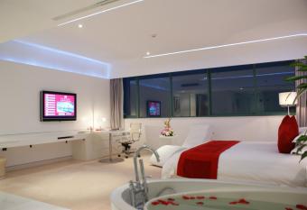 Ramada Plaza Hangzhou Riverside has Smoking rooms