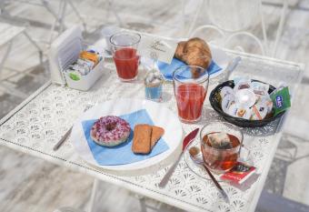 Balconi sul mare allows 18 year olds to book a room