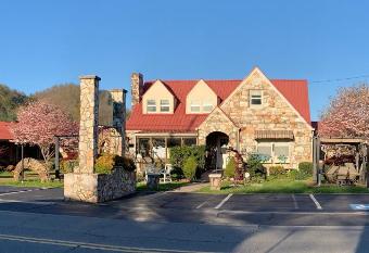 Phillips Historic Motel & Cottages has Balcony rooms