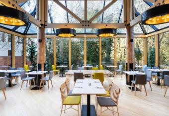 Holiday Inn Hemel Hempstead M1, Jct. 8, an IHG Hotel allows 18 year olds to book a room