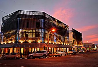 1969 Business Suites has rooms with a private hot tub