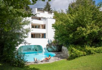 Casa Las Caglias allows 18 year olds to book a room