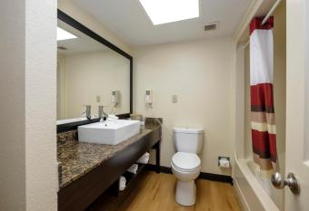 Red Roof Inn Plus+ & Suites Opelika has rooms with a private hot tub