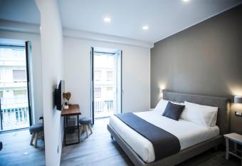 GB Central Station Napoli allows 18 year olds to book a room