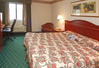 Ramada by Wyndham Columbia has rooms with a private hot tub