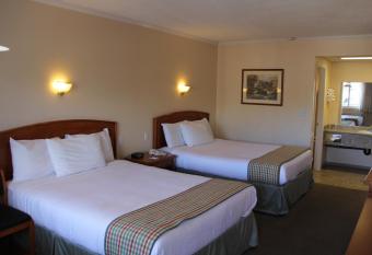 Travelodge by Wyndham Kamloops has rooms with a private hot tub