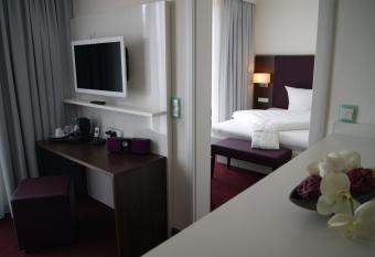 Hotel Jungstil has rooms with a private hot tub