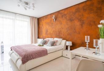 Art Apart Market Square Wroc  aw allows 18 year olds to book a room