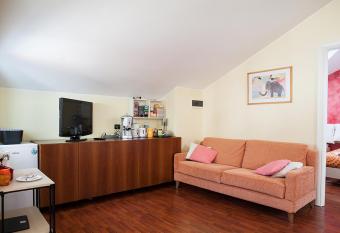 il faro di Manuela allows 18 year olds to book a room