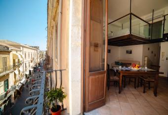 Vilagos Apartments & Loft Taormina allows 18 year olds to book a room