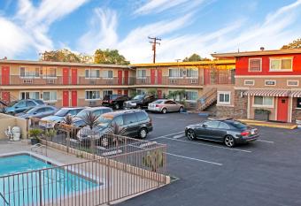 Friendly Hills Inn allows 18 year olds to book a room