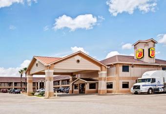 Super 8 by Wyndham Baytown / I-10 allows 18 year olds to book a room