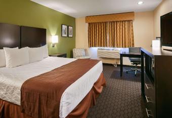 Best Western Sky Valley Inn has rooms with a private hot tub