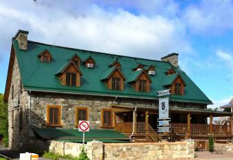 Manoir Ramezay has rooms with a private hot tub
