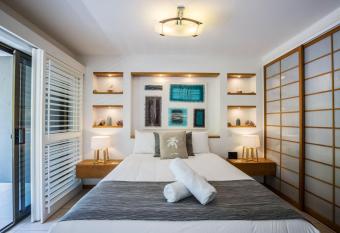 Saks on Hastings has Balcony rooms