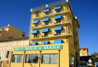 Hotel Sole E Mare has Balcony rooms