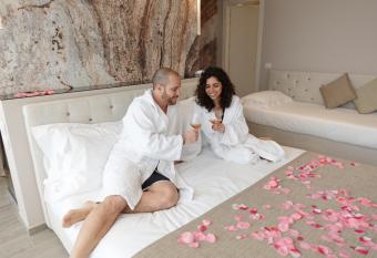 Hotel Luxor allows 18 year olds to book a room