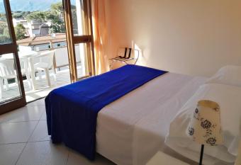 Hotel Elizabeth allows 18 year olds to book a room