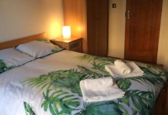 Central Reading Canal Side Apartment sleeps 4 with Parking allows 18 year olds to book a room