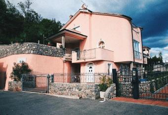 Villa Mihaela has Balcony rooms