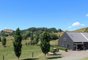 The Loft at Te Kumi Tirohanga has Balcony rooms