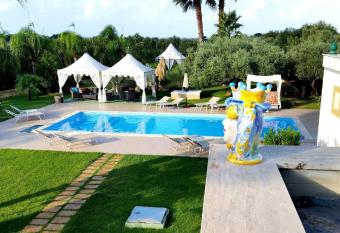 Villa Sogno Charme E Relax allows 18 year olds to book a room