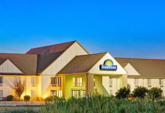 Days Inn by Wyndham Tunica Resorts has Smoking rooms