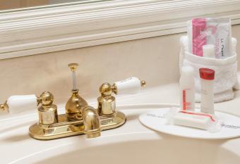 Ramada by Wyndham Sellersburg/Louisville North has rooms with a private hot tub