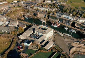 Pier House allows 18 year olds to book a room