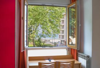 Ekia Pentsioa allows 18 year olds to book a room