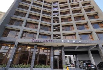 KET Hotel allows 18 year olds to book a room