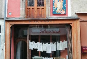 File dans ta chambre ! has Balcony rooms