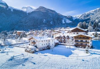 Hotel Krimmlerf  lle has Balcony rooms