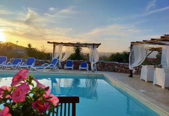 Sa Corti De Sa Perda Piscinas allows 18 year olds to book a room