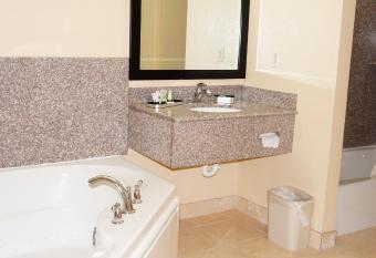 Best Western Plus Kansas City Airport-KCI East has rooms with a private hot tub