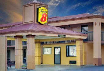 Super 8 by Wyndham Athens has Smoking rooms