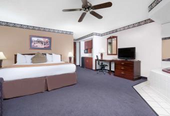 Baymont by Wyndham La Crosse/Onalaska has rooms with a private hot tub