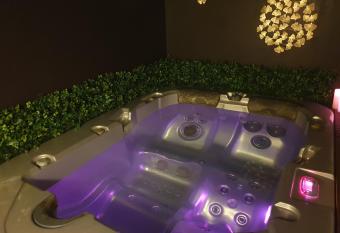 A la maison de Sophie allows 18 year olds to book a room