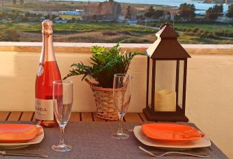 Torralta Alvor Beach 601 allows 18 year olds to book a room