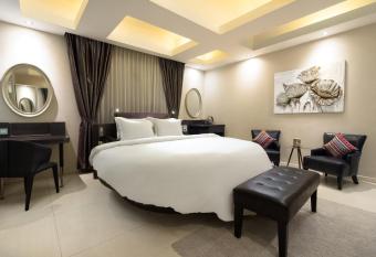 Sun Boutique Hotel allows 18 year olds to book a room